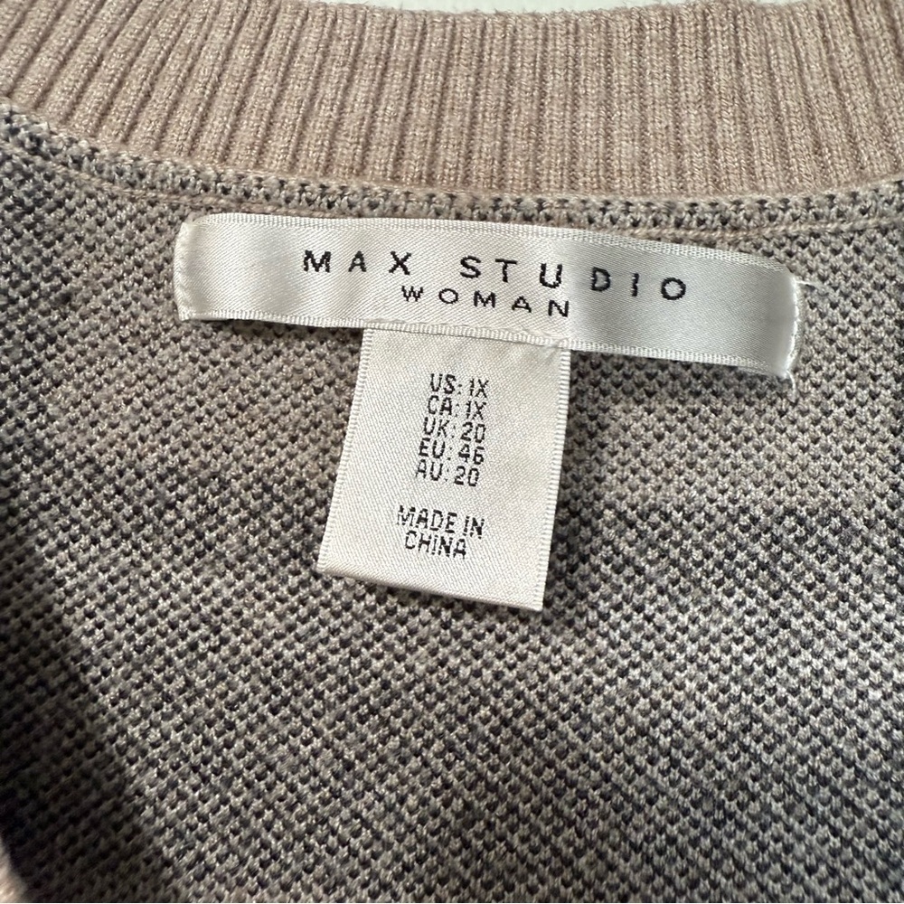 Women’s Max Studio V-Neck Plaid Sweater Plus Size - Picture 5 of 7